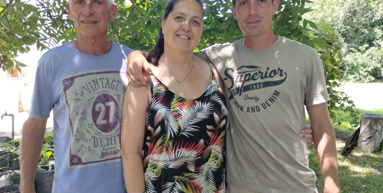 Sergio, Graciela y Gerónimo ahora pueden vivir de lo que el campo produce y aseguran que les alcanza. Crédito: Campolitoral