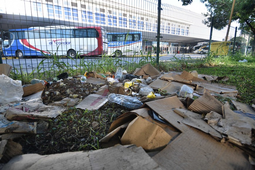 Cartones, botellas, basura de todo tipo. Contra la reja de la terminal de colectivos, hay personas durmiendo. Foto: Manuel Fabatía