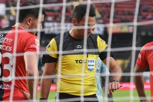 ¿Qué será de ellos en 2024?. El "33" (Facundo Garcés) de espaldas y el "9" cordobés (Ramón "Wanchope" Ábila) de frente. Sin dudas, luego de la novela llamada "Rubén Botta", son los dos temas más "pesados" por resolver. Crédito: Manuel Fabatía.