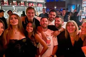 Sofia Vergara y amigas, junto a los Messi y sus amigos.