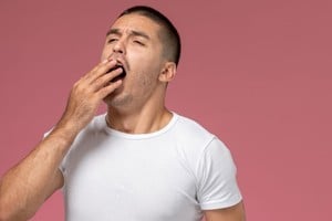 Si estás cansado cuando entrenas, el bostezo puede ser una forma de mantenerse activos.