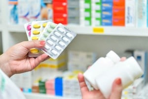 La  venta libre de medicamentos en establecimientos no habilitados como farmacias estará limitada.