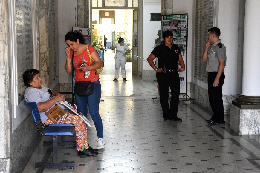 Agentes de seguridad apostados en el hall de ingreso al ex Italiano. Guillermo Di Salvatore.