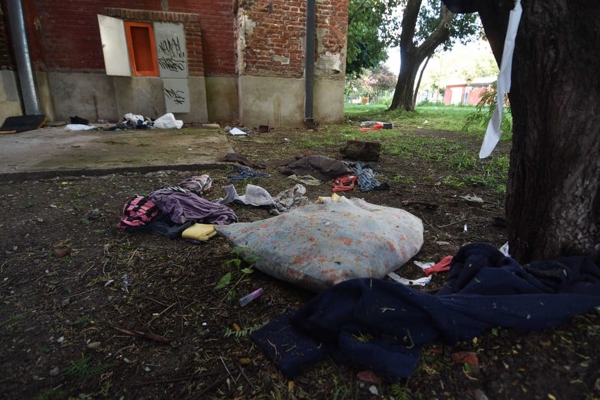 Vestimenta, bolsas, basura. Signos de personas viviendo en el ex predio ferial. Foto: Manuel Fabatía