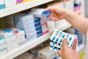 La Ley de Genéricos (N° 25649), del año 2002, busca garantizar el acceso a los tratamientos farmacológicos a un menor costo, sin afectar la calidad ni la seguridad de los medicamentos.