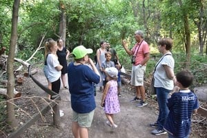 Incluye un recorrido interactivo, guiado por el ingeniero Jorge Frana a lo largo del sendero del bosquecito para conocer la flora y la fauna del espacio, las especies autóctonas, y sobre aves, árboles e insectos presentes en el lugar.