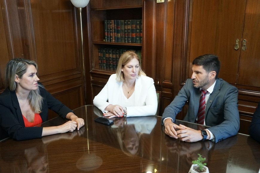 Pullaro y Scaglia visitaron a Carolina Losada en el Senado de la Nación.  Crédito: Gobierno de Santa Fe