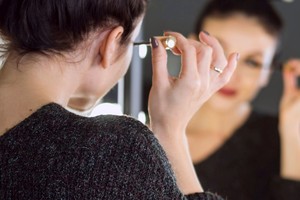 Los ojos son el foco principal.