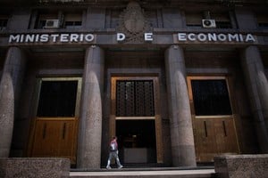 (240111) -- BUENOS AIRES, 11 enero, 2024 (Xinhua) -- Imagen del 10 de enero de 2024 de la fachada del Ministerio de Economía, en la ciudad de Buenos Aires, capital de Argentina. El Gobierno de Argentina anunció el miércoles un acuerdo con el Fondo Monetario Internacional (FMI) para reanudar el programa de Facilidades Extendidas (EFF, por sus siglas en inglés) convenido en marzo de 2022, luego de que ambas partes refirieron un "incumplimiento" de las metas cuantitativas. El anuncio fue efectuado por el ministro argentino de Economía, Luis Caputo, y el presidente del Banco Central de la República Argentina (BCRA), Santiago Bausili, durante una conferencia de prensa transmitida por el canal oficial de la Casa Rosada (sede de Gobierno). (Xinhua/Martín Zabala) (mz) (jg) (ah) (vf)