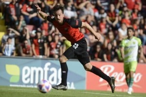 Vuelve la calidad. Una de las tantas postales del cordobés Christian Bernardi con camiseta sabalera. Si bien hace mucho que no juega de manera profesional, hace tiempo que viene entrenando por su cuenta. Para Delfino es un refuerzo "más que interesante". Crédito: Luis Cetraro.