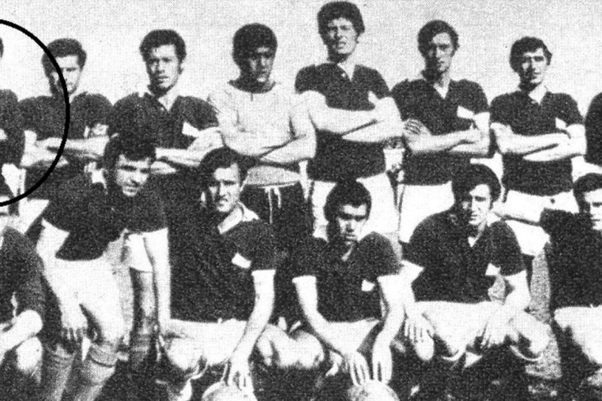 Un pibe en Primera. El equipo de Argentino, campeón en Chacabuco. El primero de la izquierda, parado, es Daniel Passarella. Era el año 1969.
