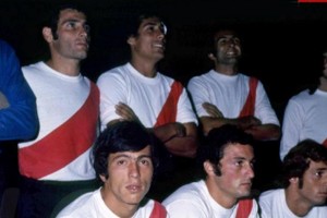 El debut. Arriba: Perico Pérez, Ernesto Mastrángelo J.J. López y Norberto Alonso. Abajo: Passarella, Hugo Pena y Enrique "Quique" Wolff.