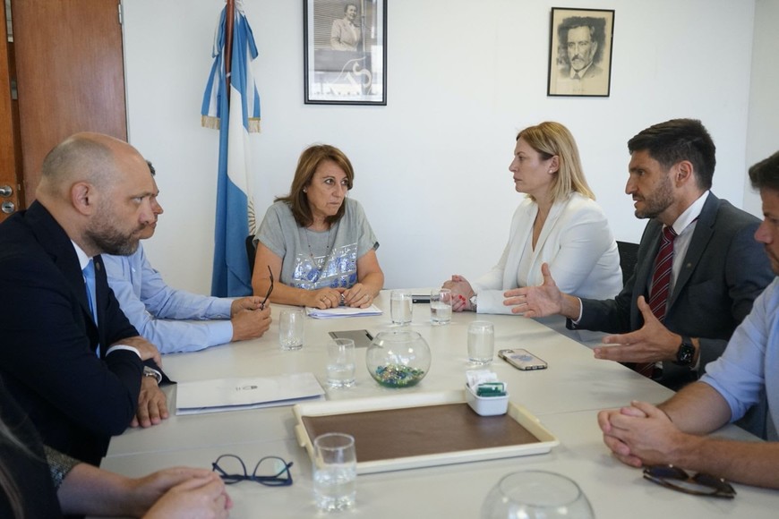 El gobernador se reunió con los legisladores socialistas santafesinos Mónica Fein y Esteban Paulón. Crédito: Gobierno de Santa Fe