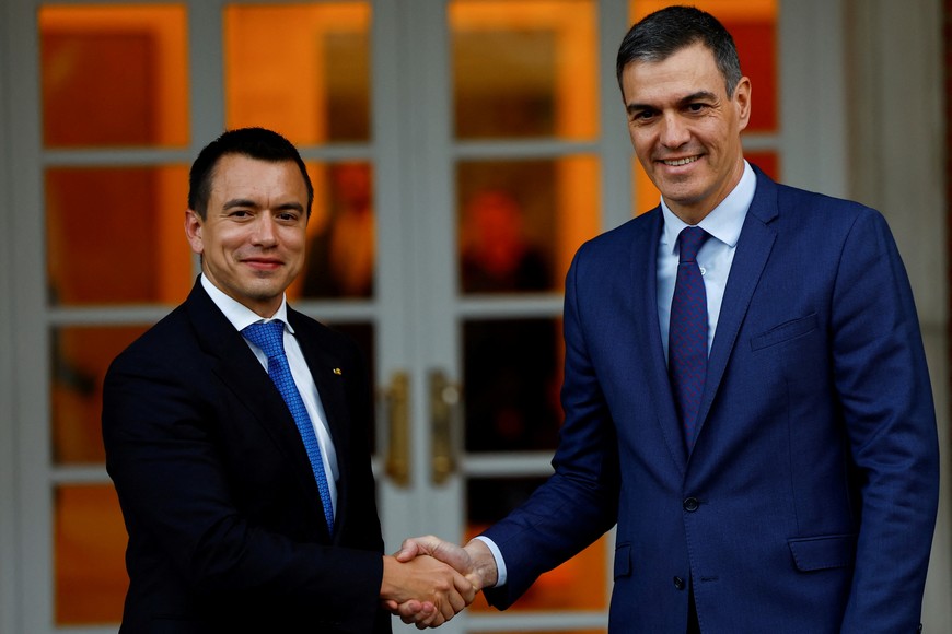 Spain's Prime Minister Pedro Sanchez and Ecuador's President Daniel Noboa shake hands as they pose for the press before their meeting at Moncloa Palace in Madrid, Spain, January 24, 2024. REUTERS/Susana Vera