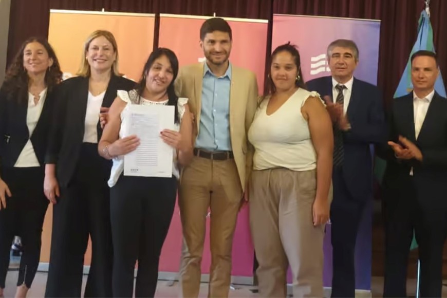 Vecinos de la región recibieron sus escrituras en manos del propio gobernador.