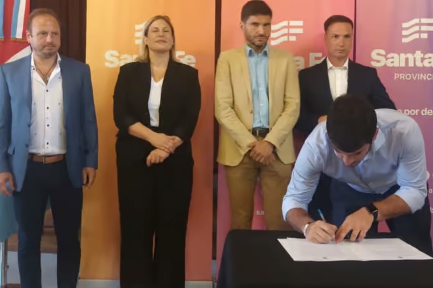 Chiarella firmando el acuerdo para la construcción de 67 viviendas en Venado Tuerto.
