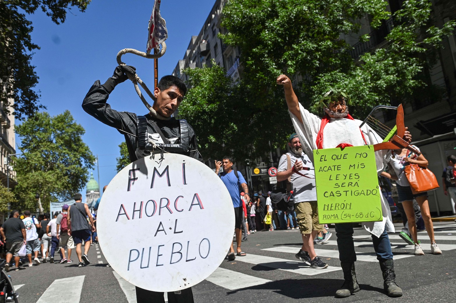 Columnas de manifestantes pertenecientes a las dos CTA, a la Unidad Piquetera (UP), la UTEP, la Corriente Clasista y Combativa (CCC) y el Movimiento Evita, se movilizan a lo largo de la avenida Rivadavia en Buenos Aires.  Foto: Victoria Gesualdi / Télam