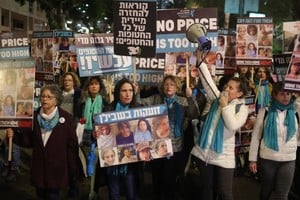 Manifestación de mujeres a favor de la recuperación inmediata de los rehenes. "El tiempo se agota" dice uno de los carteles portado por las manifestantes que bloquearon calles e intersecciones de Jerusalén.