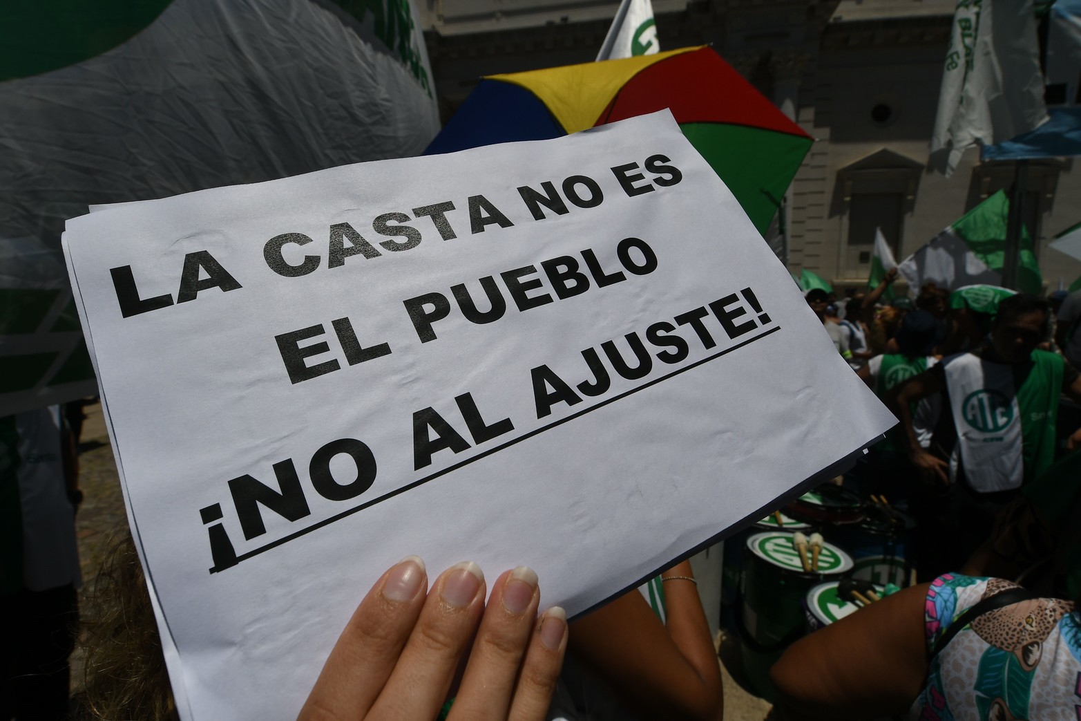 Los carteles con el tema de la casta se hicieron presente en la movilización.