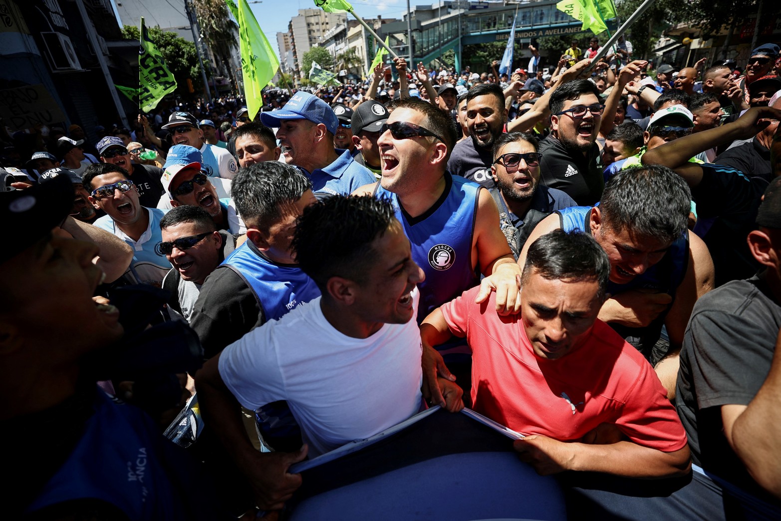 Los manifestantes protestan contra las medidas económicas del gobierno de Milei. Foto: Reuters