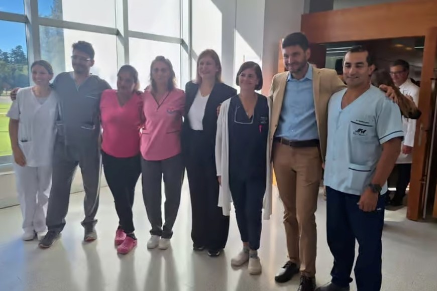 El gobernador Maximiliano Pullaro y la vicegobernadora Gisela Scaglia junto a personal del hospital Gutiérrez.