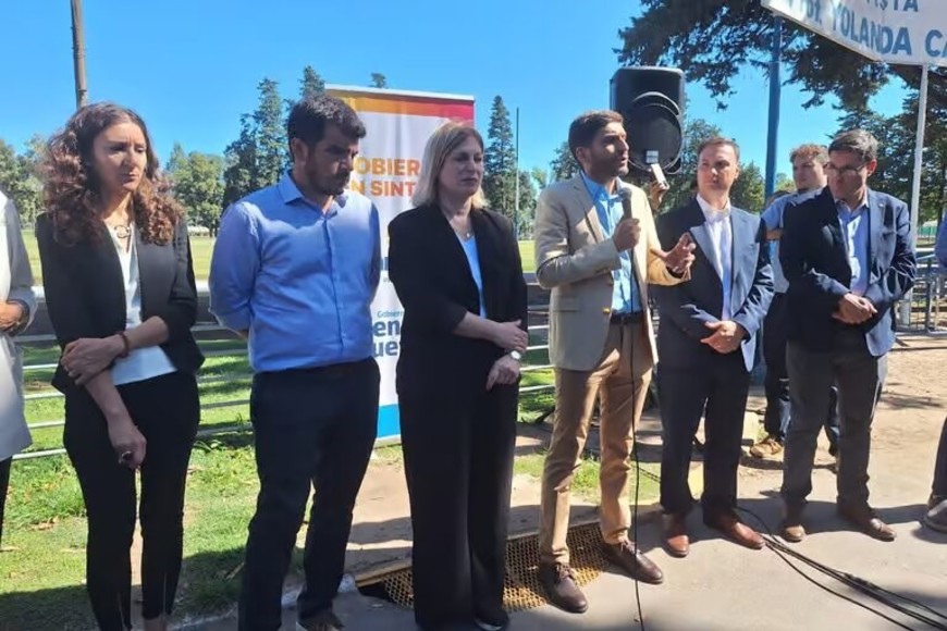 Leticia Di Gregorio; Leonel Chiarella; Gisela Scaglia, Maximiliano Pullaro; Lisandro Enrico y José Goity en el Parque Municipal General Belgrano de Venado Tuerto.