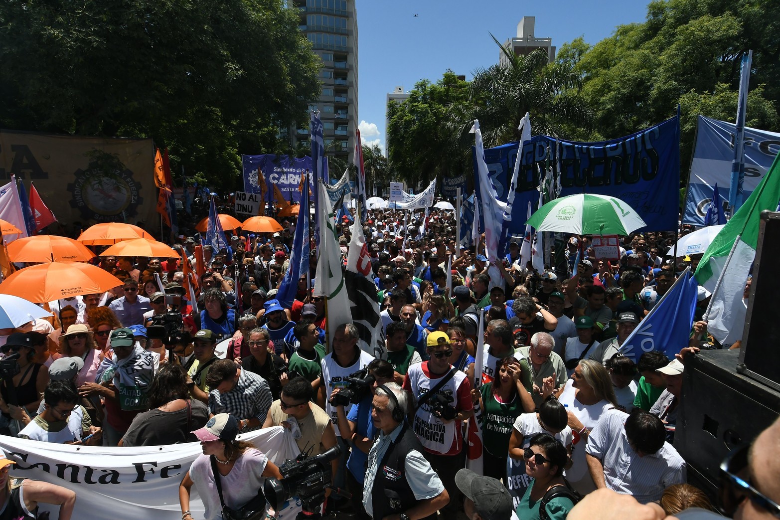 La plaza de la Legislatura quedó chica. En calle General López, Urquiza y 4 de Enero se llenaron también. 