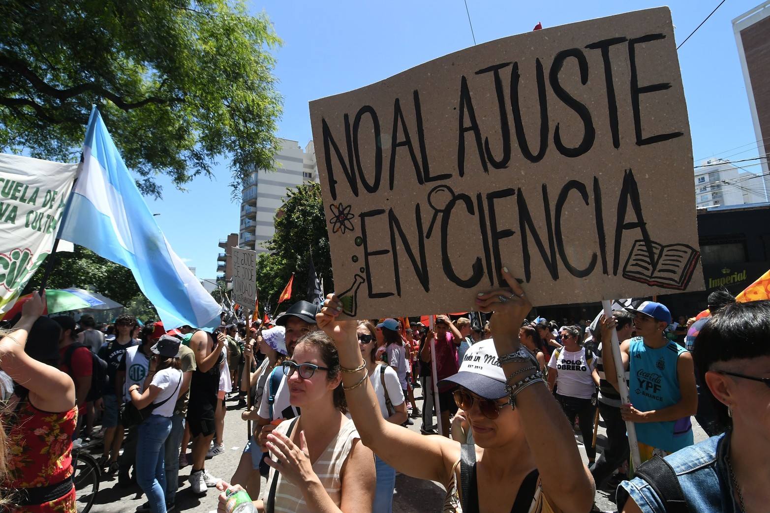 Diferentes sectores se reunieron en la plaza la Legislatura para repudiar el DNU que impulsa el Poder Ejecutivo Nacional.