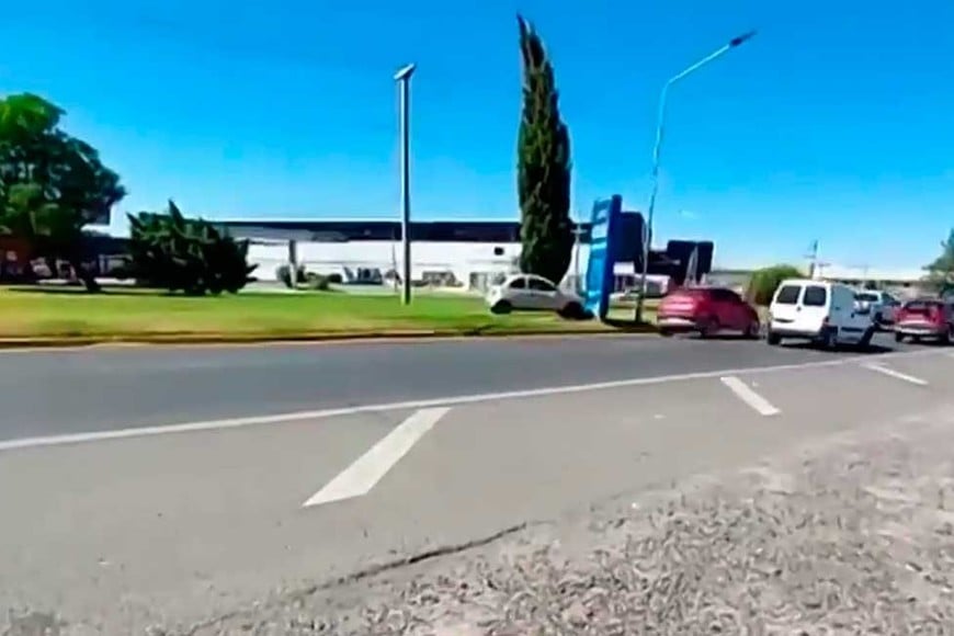 Un Ford Ka impactó contra el dispositivo que mide la velocidad.