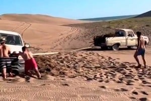 El momento del "rescate" con una soga de por medio.