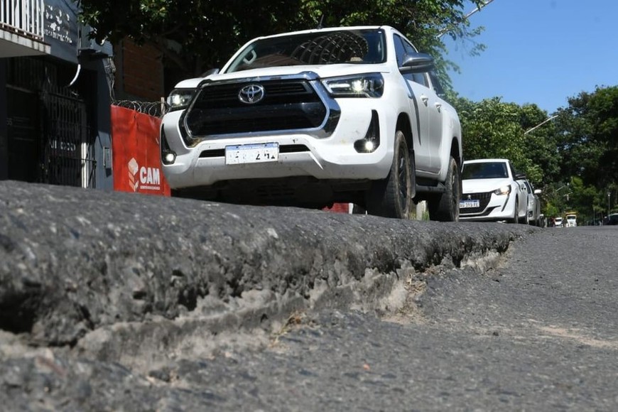Por el hundimiento, la calzada está reducida en la mano que va desde bulevar hacia el Puente Colgante. Foto: Mauricio Garín