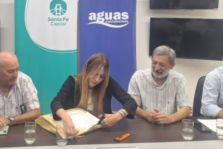 El acto licitatorio contó con la presencia de autoridades de Assa y del municipio de Santa Fe. Foto: Gentileza Assa