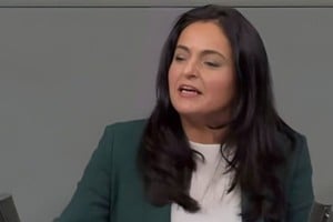 Sevim Dagdelen en la sesión del Bundestag en la que cargó contra el presidente de la Unión Demócrata Cristiana, Friedrich Merz, por querer brindar misiles de crucero Taurus a Ucrania, poniendo en riesgo la seguridad alemana.