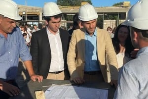 El gobernador de recorrida por la obra en la Escuela Agrotécnica de Rufino.
