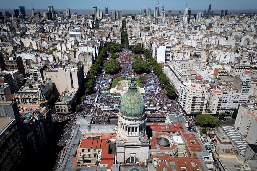 Postal del Congreso en 2024 con movilización por la ley Bases, que buscará replicar la CGT por la reforma laboral.