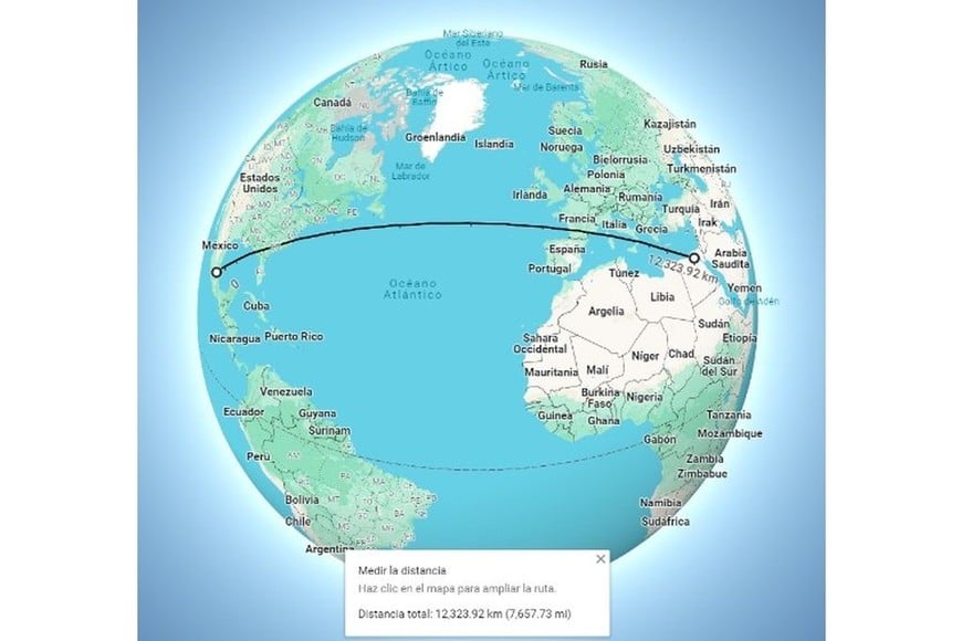 En el mapa, la distancia y alineación entre ambas pirámides.