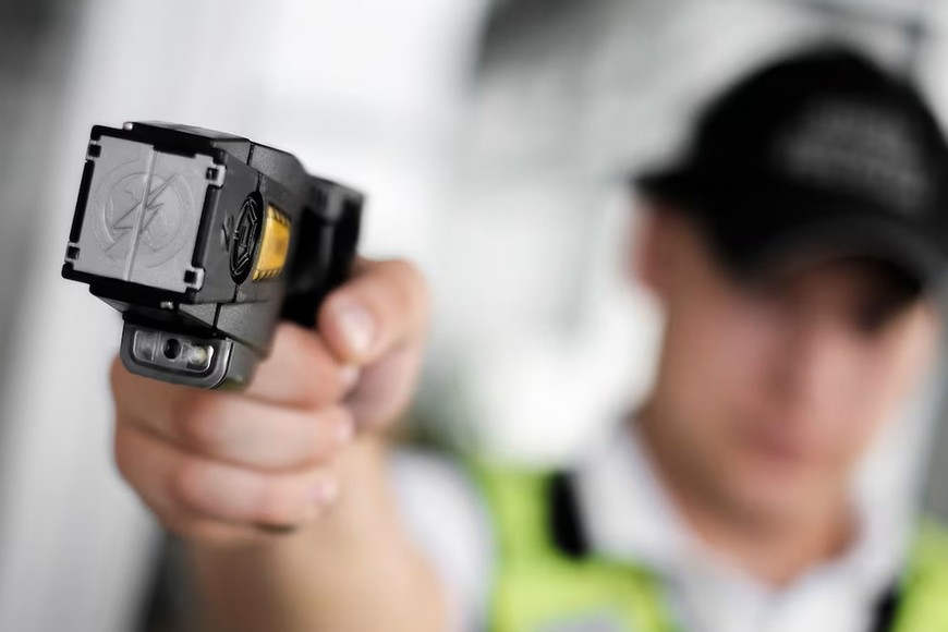 Armas de electrochoque. Cuando el disparo eléctrico alcanza al agresor, le provocan a éste hasta 19 contracciones musculares por segundo, inmovilizándolo.