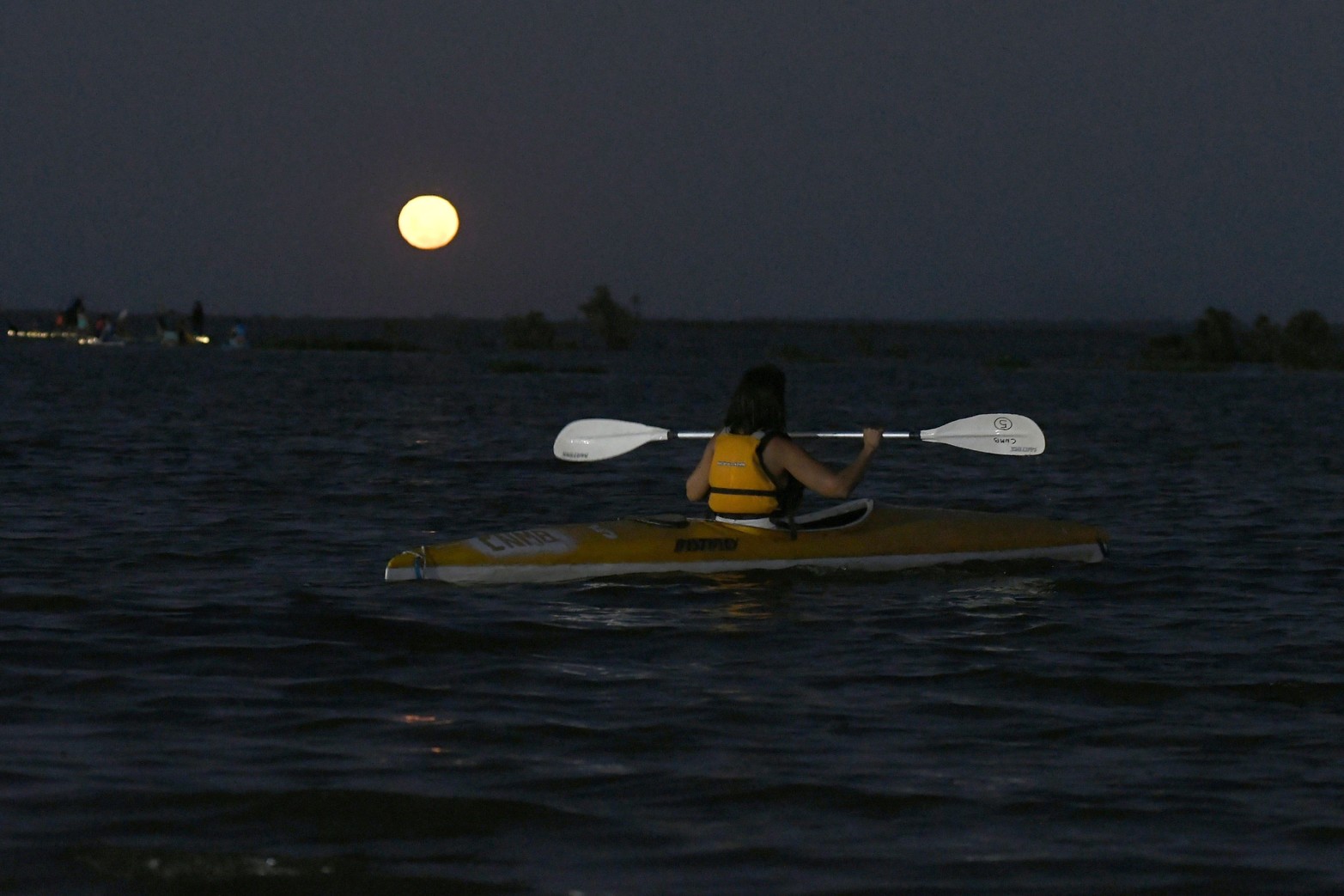 La primera luna llena del año se pudo divisar sin nubes desde que apareció en el horizonte.