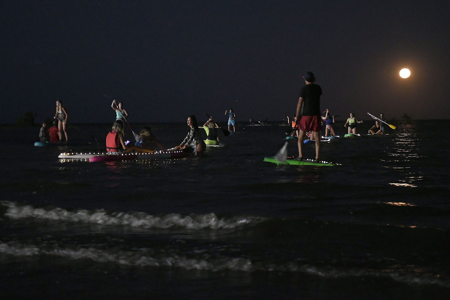 La primera luna llena del año se pudo divisar sin nubes desde que apareció en el horizonte.