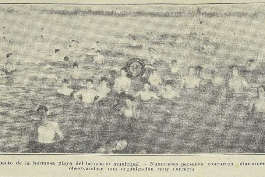 1949. Primeros bañistas en el Parque del Sur