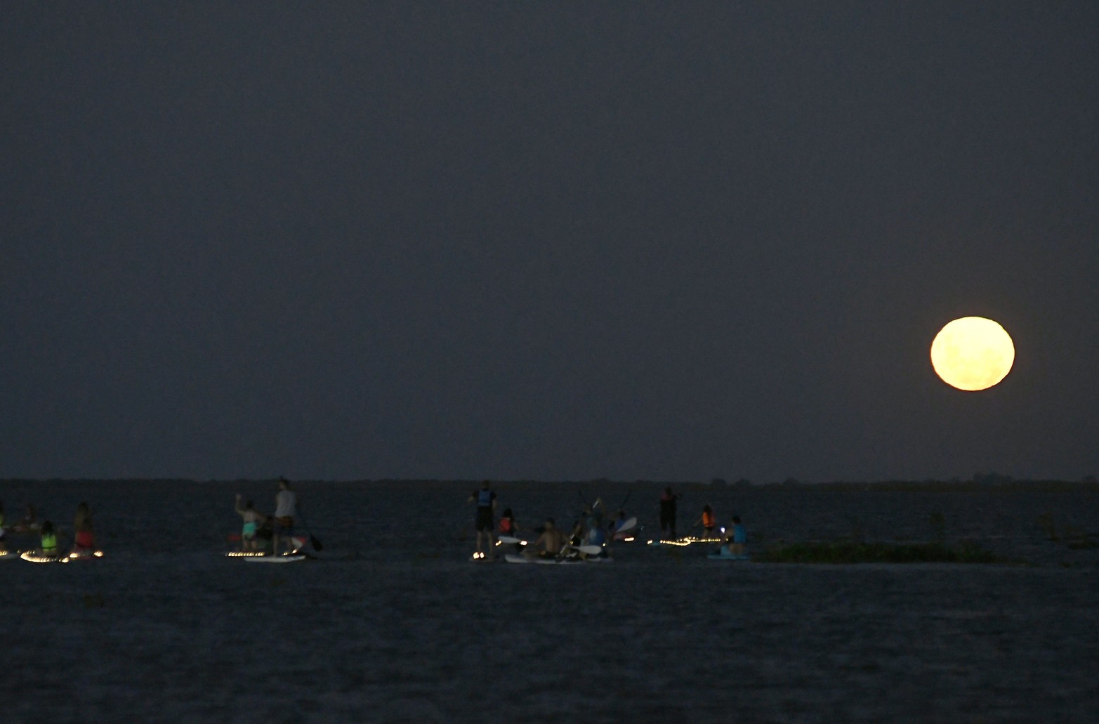 La primera luna llena del año se pudo divisar sin nubes desde que apareció en el horizonte.