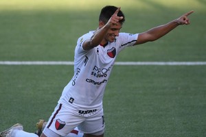 Nicolás Leguizamón festeja uno de los goles que convirtió en Colón, a Banfield en Peña y Arenales. Vuelve al club a los 29 años cumplidos este 26 de enero y en busca de reencontrarse con su mejor nivel. Crédito: Ignacio Izaguirre.