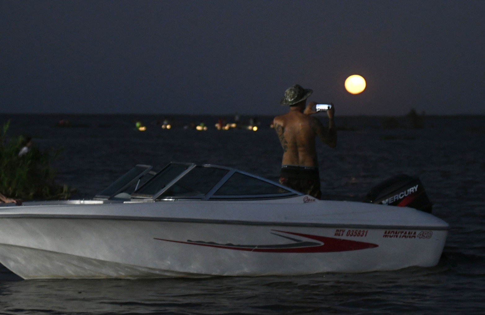 La primera luna llena del año se pudo divisar sin nubes desde que apareció en el horizonte.