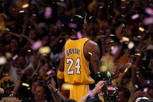 Kobe festejando su último título