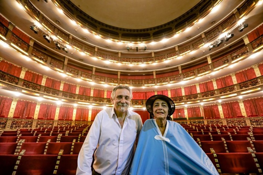 Gladis Contreras como directora del Teatro Nacional Cervantes, junto a su subdirector, Jorge Dubatti