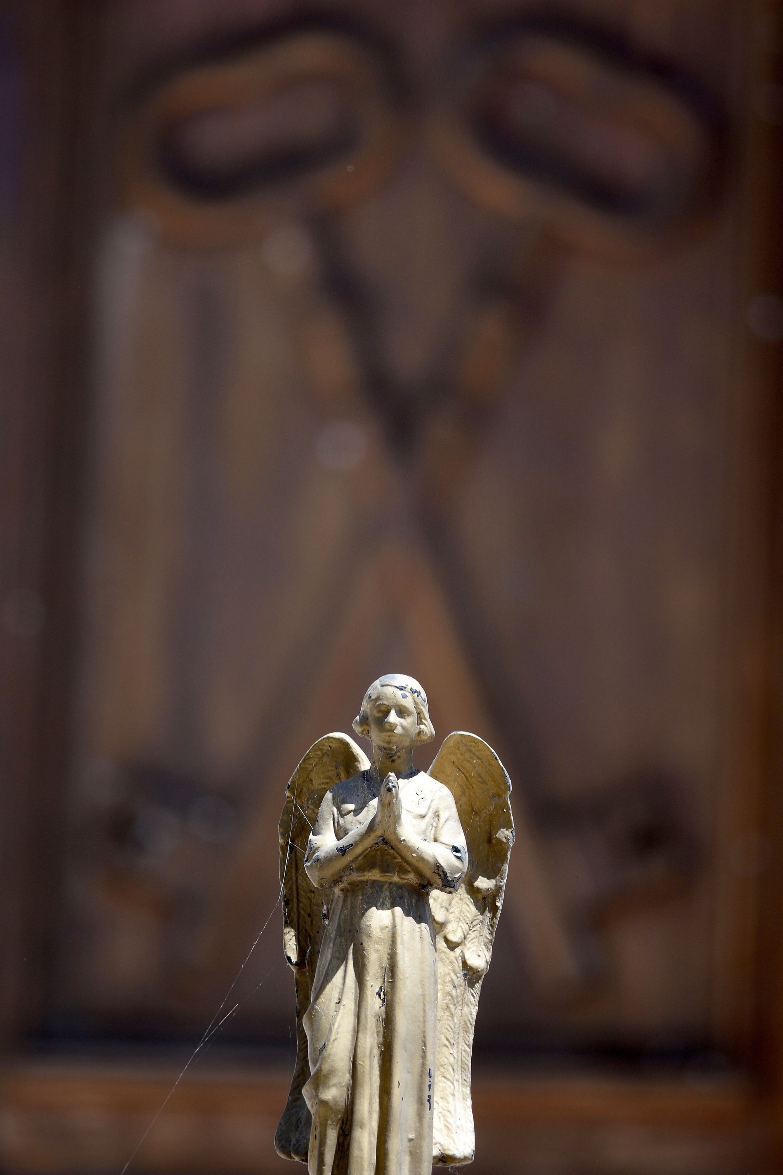 La escultura de un angelito en el perímetro de la reja de la basílica del Carmen de La Rioja y San Martín.