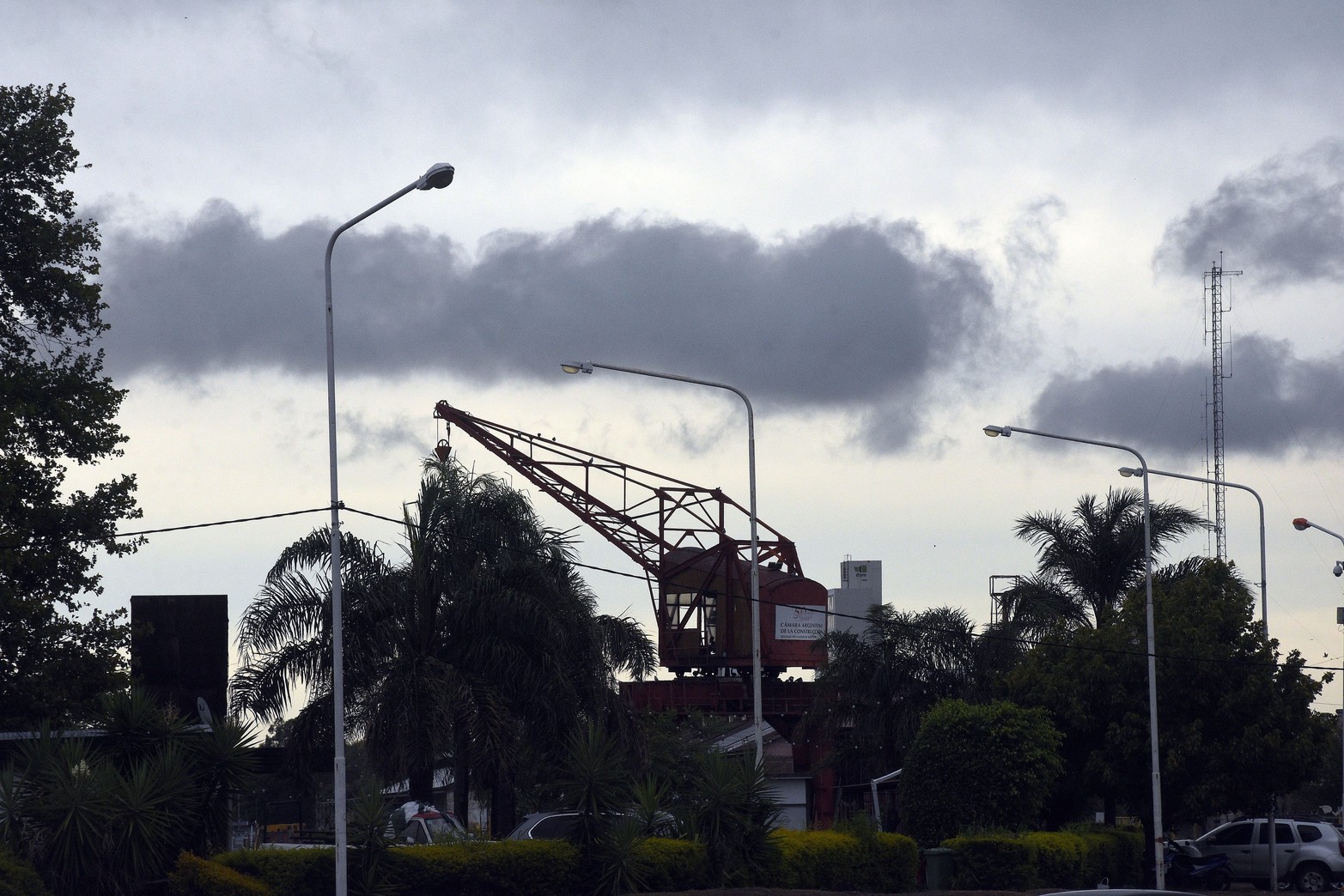 Líneas urbanas y un cielo de tormenta que comienza a despejarse, en un encuadre que involucra la zona portuaria del Dique I del Puerto de Santa Fe.