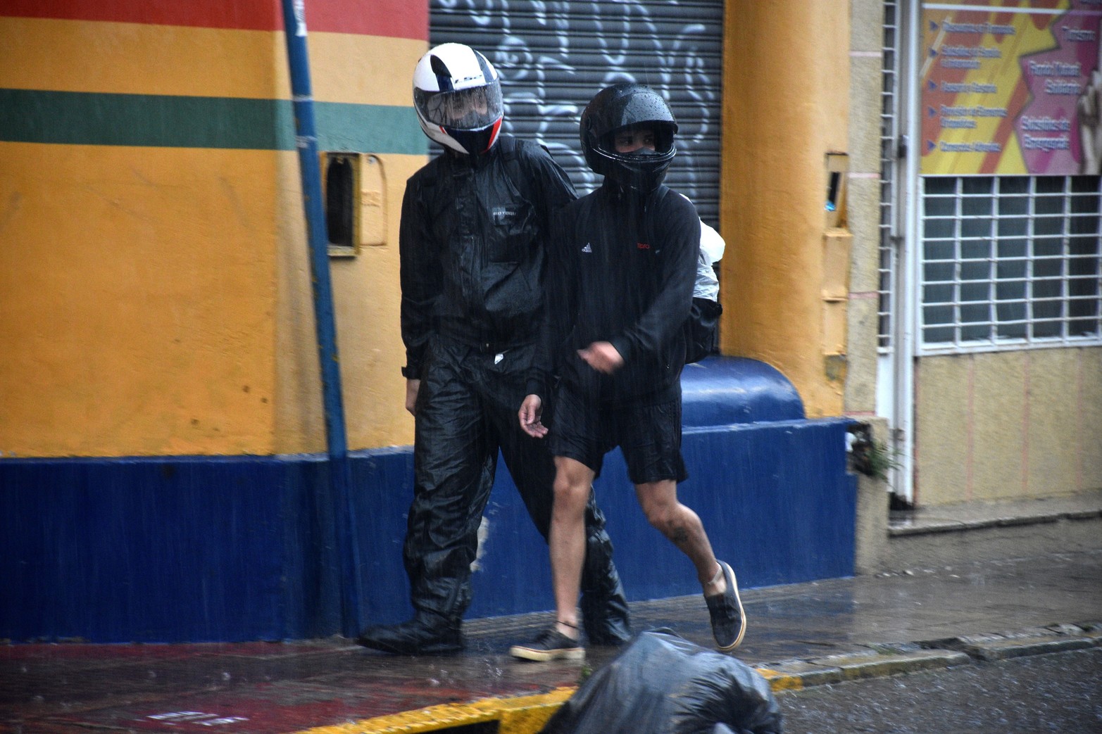 El arduo trabajo del cadete que lleva y trae encomiendas en motos. Los días de lluvias son los más complicados en el oficio.