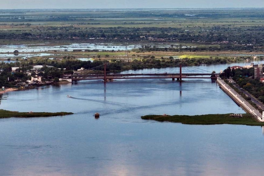 El río baja y los embalsados quedan. Se espera un nuevo operativo para despejar las aguas de la Setúbal y el Riacho Santa Fe. Foto: Fernando Nicola