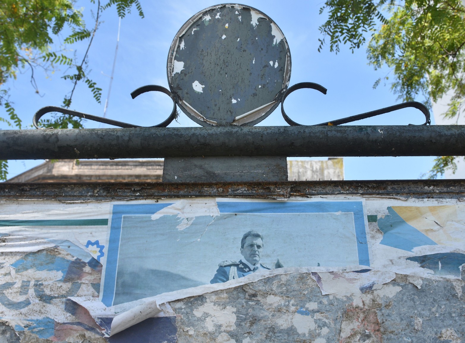 Un exhibidor publicitario en plaza Colón.